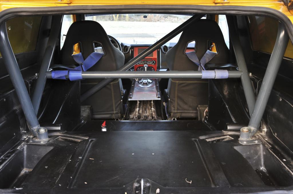 Der Überrollkäfig stammt aus dem Rallye-Einsatz