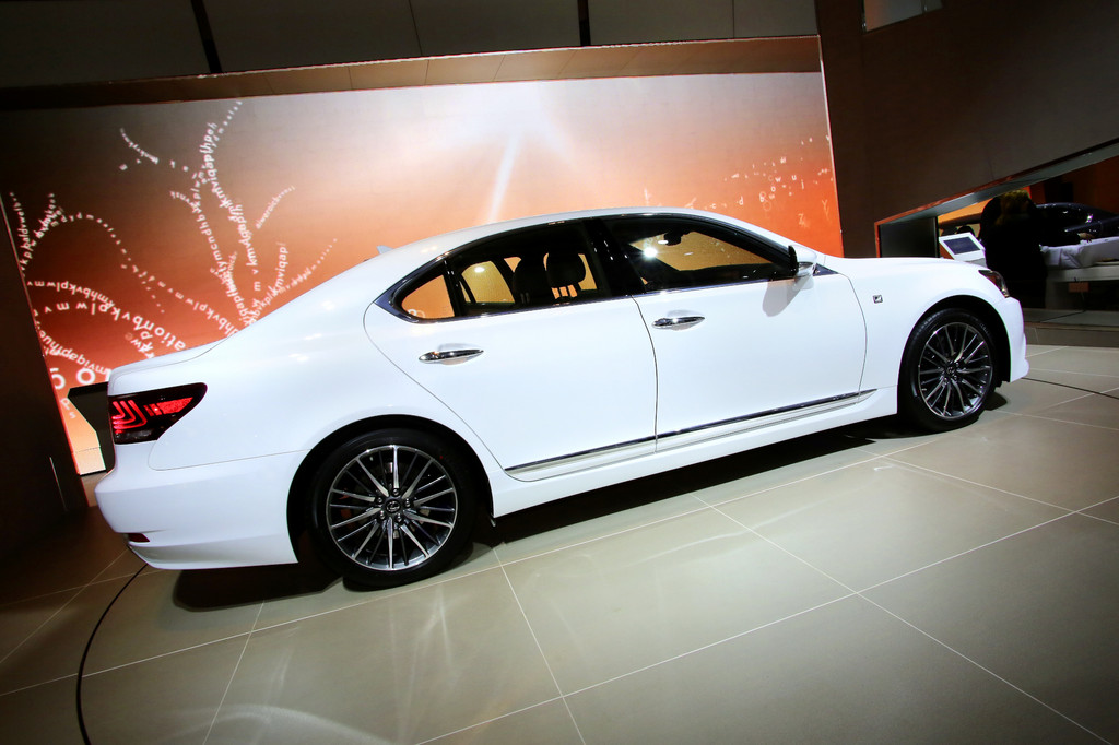 Detroit 2013: Lexus IS-Baureihe nun auch mit Hybrid-Antrieb