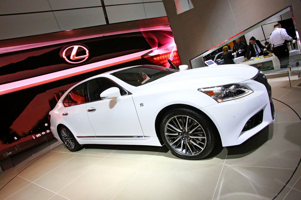 Detroit 2013: Lexus IS-Baureihe nun auch mit Hybrid-Antrieb