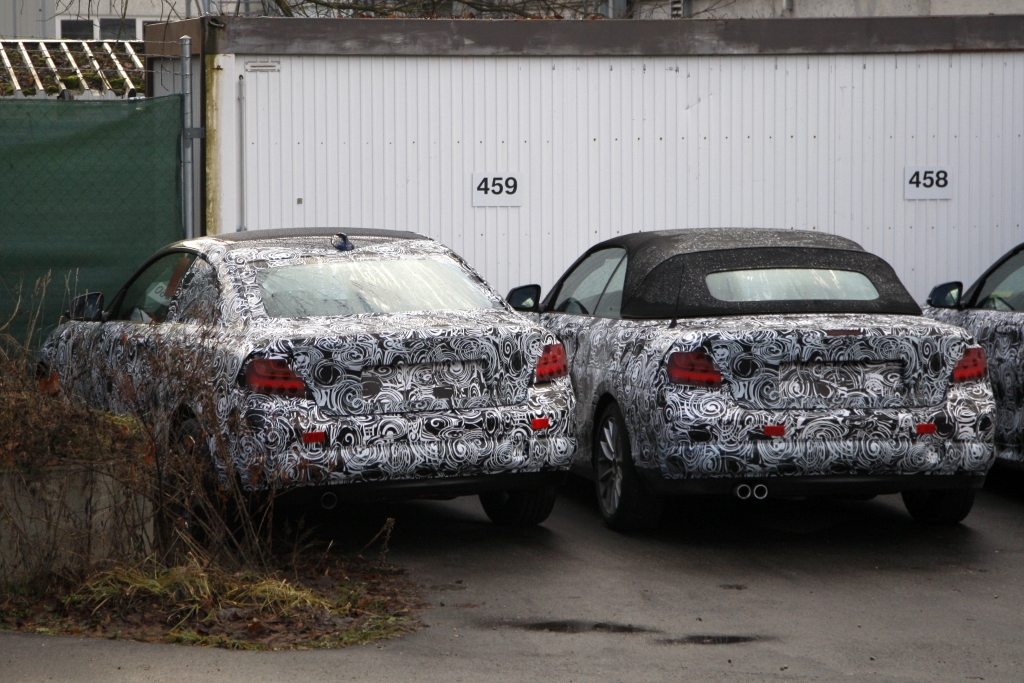 Einträchtig: Erlkönige von 2er Coupè (l.) und Cabrio (r.) nebeneinander