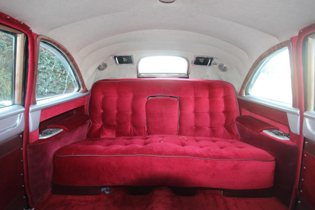 Eisenhowers Limousine ist mit einem wunderbaren rotes Plüschsofa bestückt