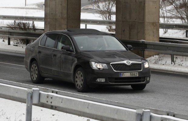 Erwischt: Erlkönig Skoda Superb Facelift - Tarnen und Täuschen