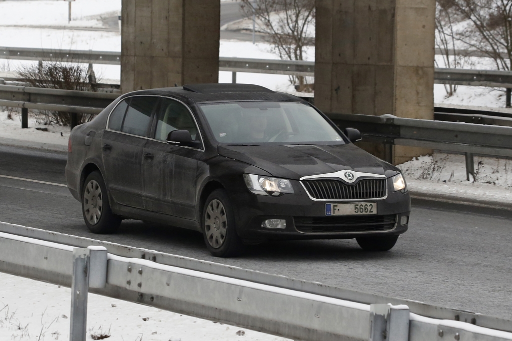 Erwischt: Erlkönig Skoda Superb Facelift - Tarnen und Täuschen
