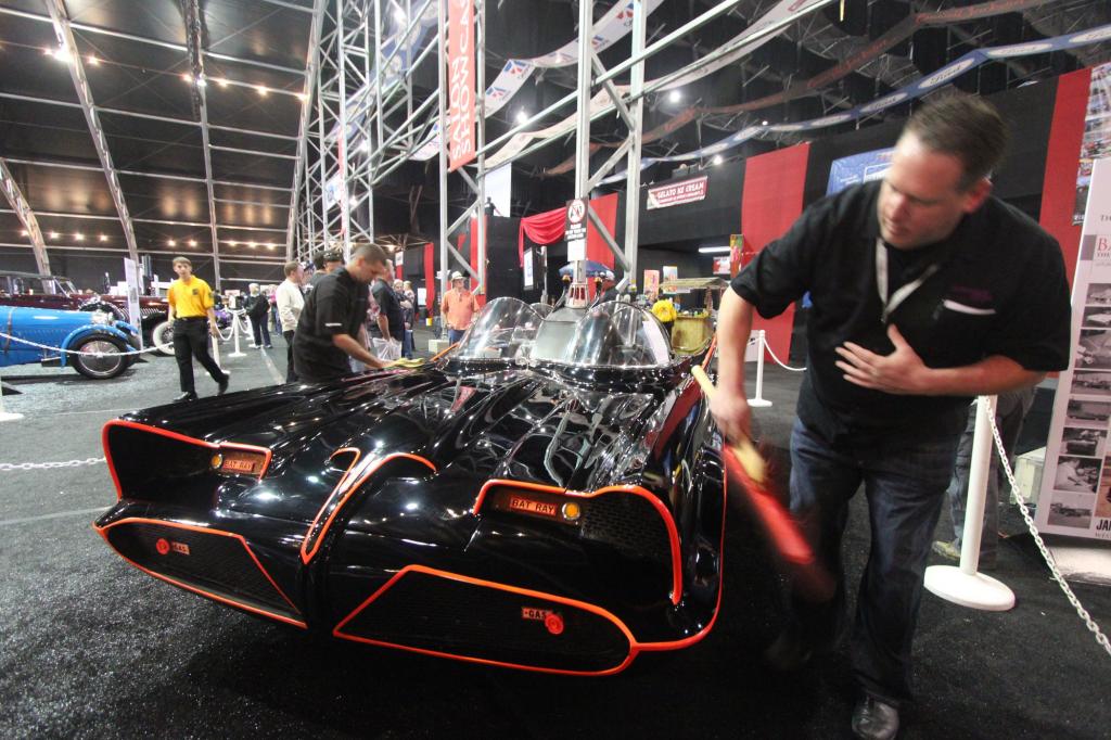 Es ist eine Mischung aus Motorshow, Autorennen und Tuninggipfel