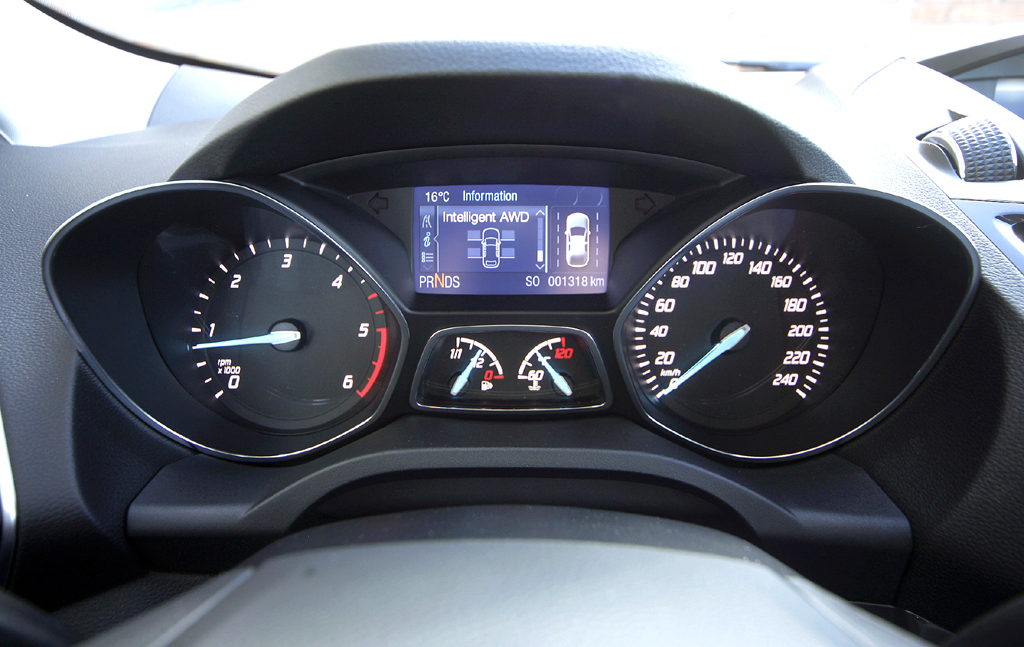 Ford Kuga: Blick durch den Lenkradkranz auf die Rundinstrumentierung. 