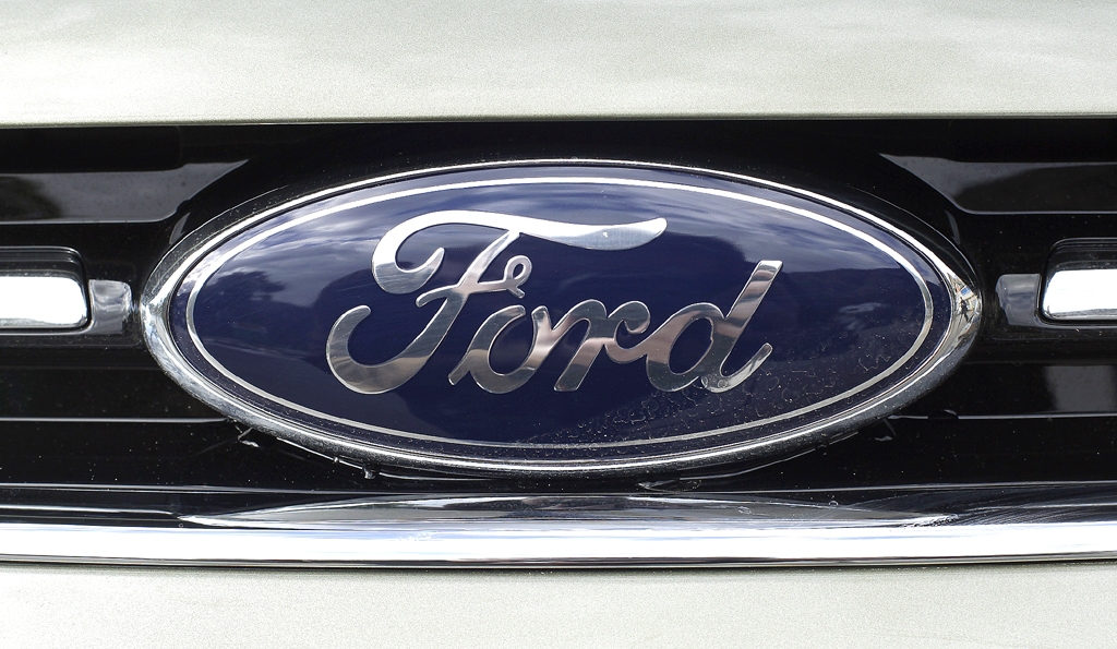 Ford Kuga: Das Markelogo sitzt vorn mittig unter der Motorhaube. 