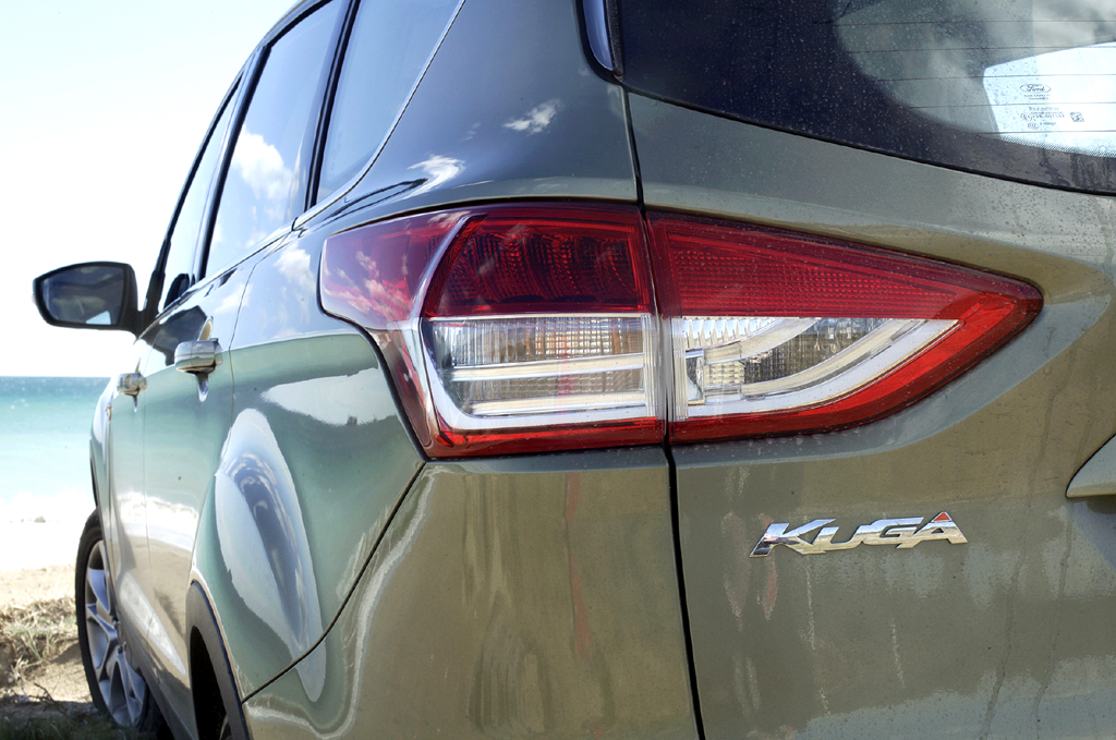 Ford Kuga: Horizontal ausgerichtete Leuchteinheit am Heck mit Modellschriftzug. 