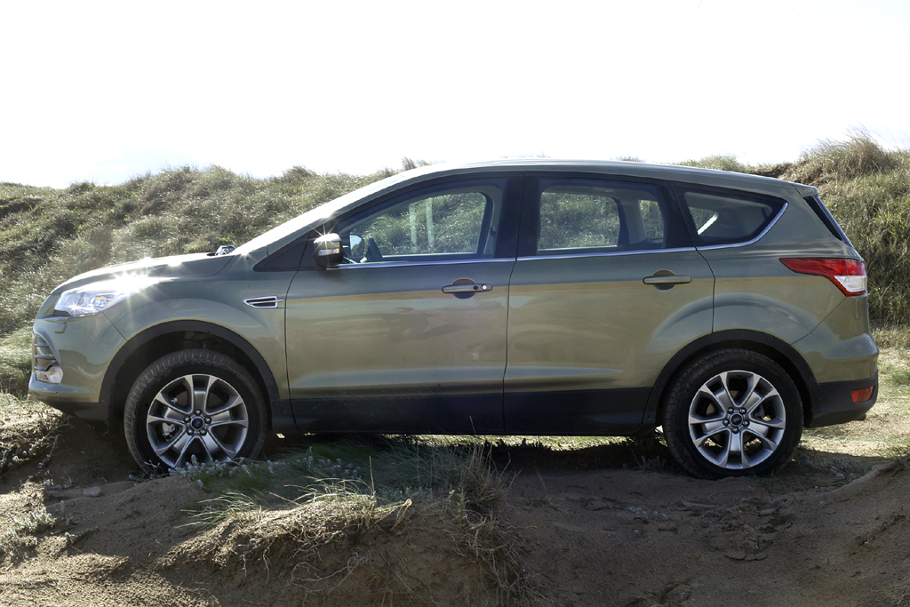 Ford Kuga: So sieht das kompakte fünftürige SUV-Modell von der Seite aus und ... 