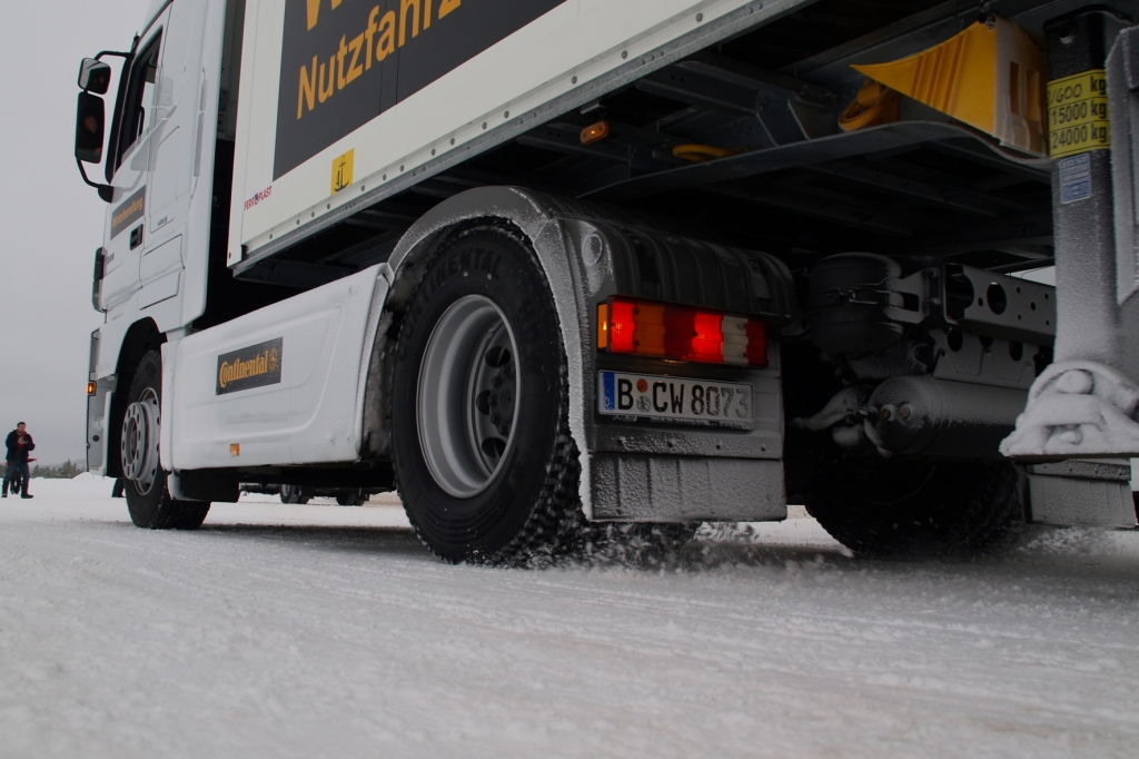 Früher Streueinsatz gegen querstehende Lkw