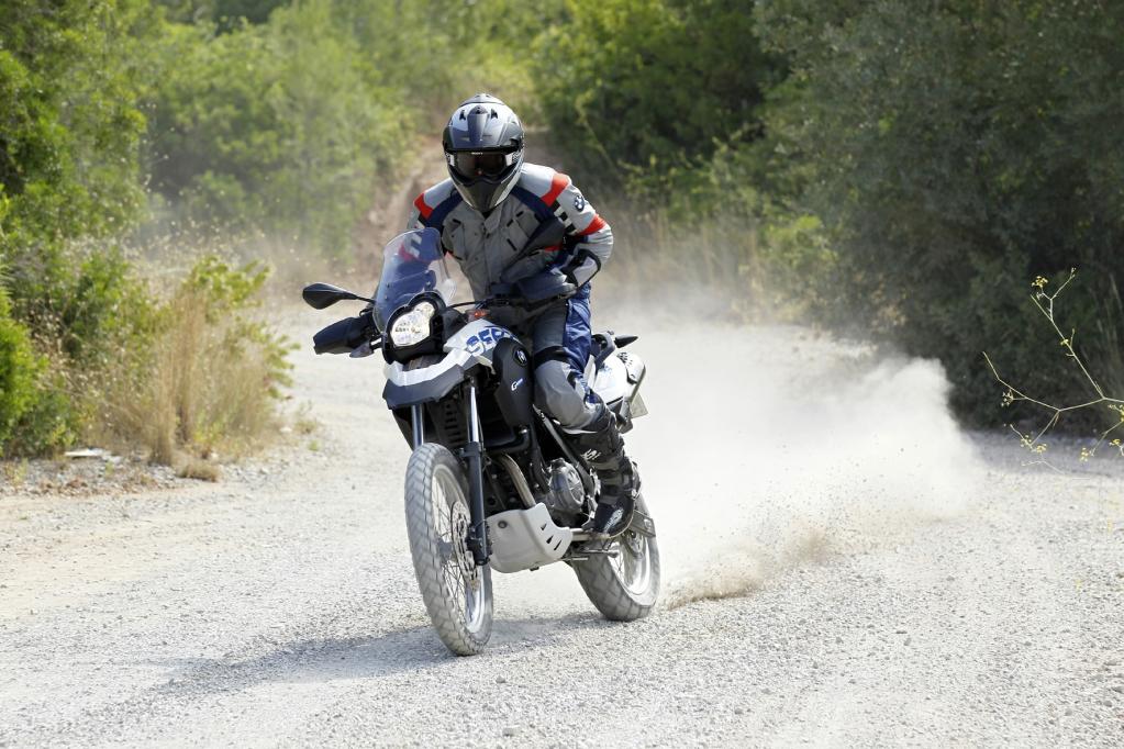 Fußgänger springt vor Motorrad