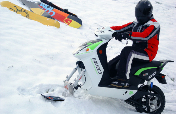 Govecs stellt Elektroroller auf den Ski