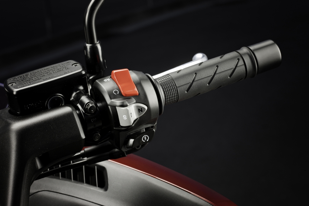 Honda Integra 700i: Das Beste aus Roller und Motorrad