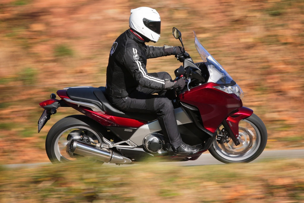 Honda Integra 700i: Das Beste aus Roller und Motorrad
