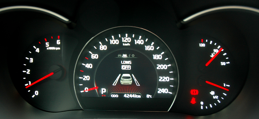 Kia Sorento: Blick durch den Lenkradkranz auf die Rundinstrumentierung.