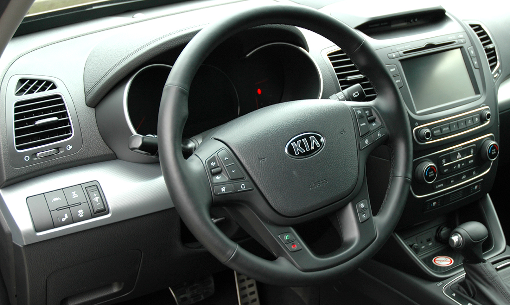 Kia Sorento: Blick ins inzwischen aufgeräumter wirkende Cockpit.
