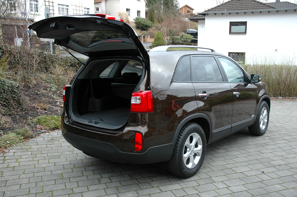 Kia Sorento: Das Gepäckabteil fasst 660 bis 1675 oder 116 bis 1530 Liter.