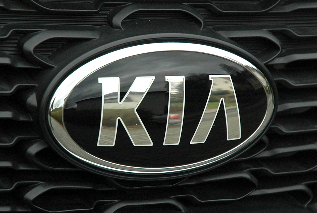 Kia Sorento: Das Markenlogo sitzt vorn mittig im Kühlergrill.
