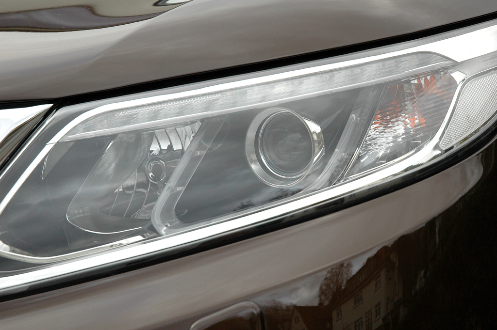 Kia Sorento: Moderne Leuchteinheit vorn, hier mit Xenon-Scheinwerfern.