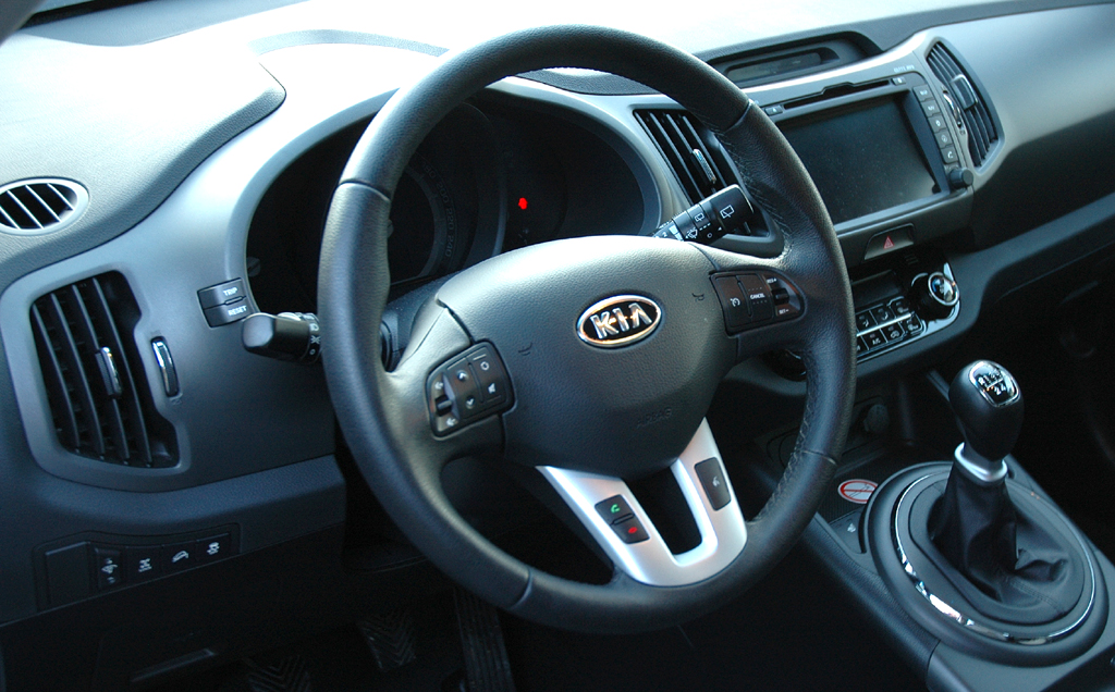 Kia Sportage: Blick ins übersichtlich gestaltete Cockpit. 