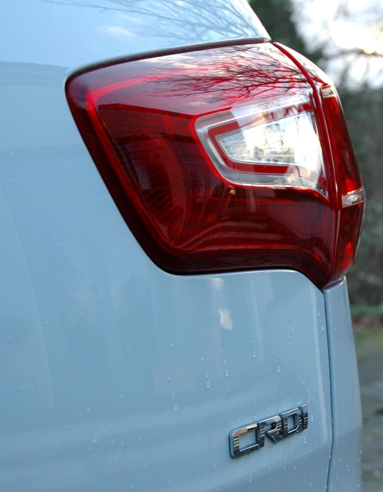 Kia Sportage: Großformatige Leuchteinheit hinten mit Motorisierungsschriftzug. 