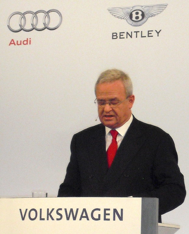 Konzernchef Martin Winterkorn trägt beim Konzernabend in Detroit die Bilanz 2012 vor ...
