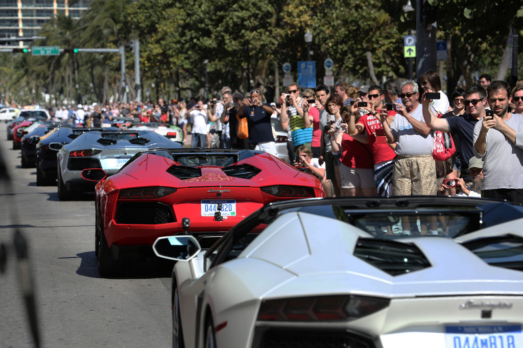 Lamborghini Aventador mit 338 km/h auf der Startbahn