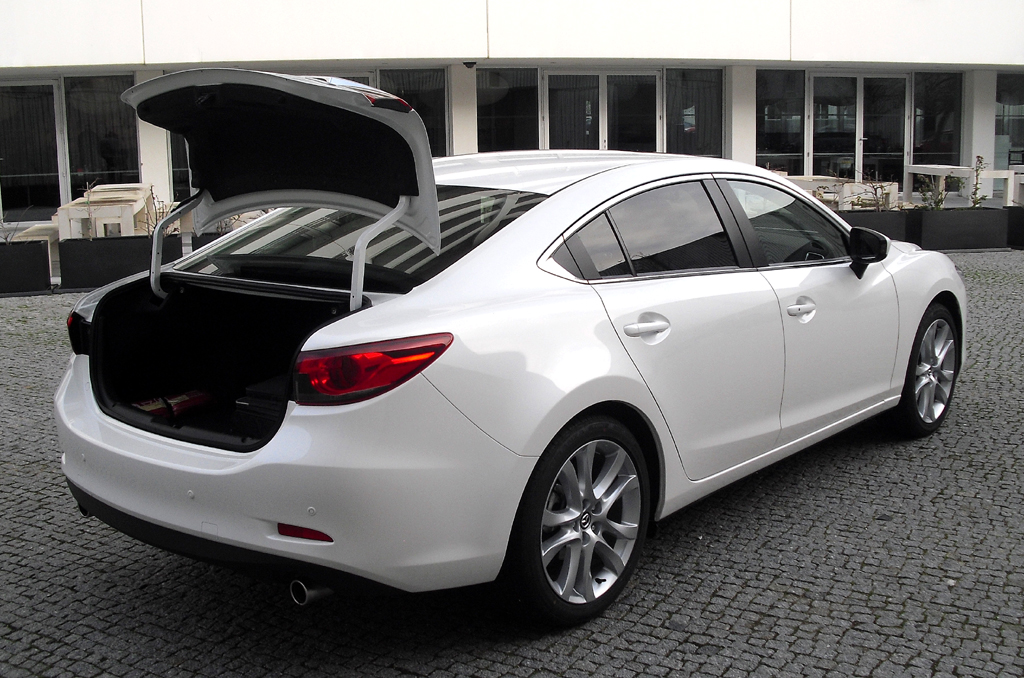 Mazda6: Das Gepäckabteil der Limousine fasst 489, das beim Kombi 522 bis 1664 Liter. 