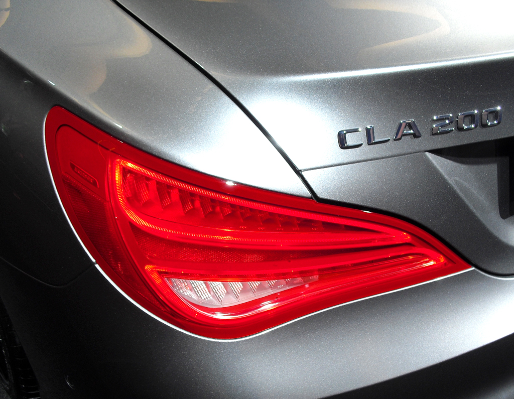 Mercedes CLA: Moderne Leuchteinheit am Heck mit Modell-/Motorisierungsschriftzug. 