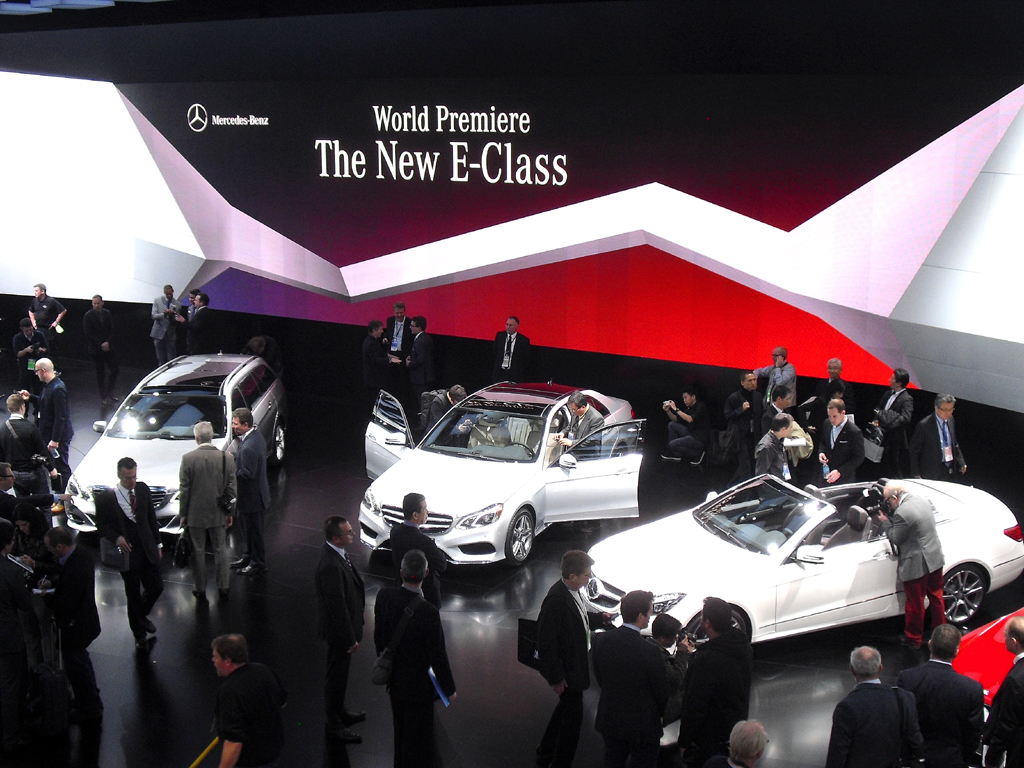 Mercedes-Stand mit neuer E-Klasse bei der Autoschau gerade in Detroit. 