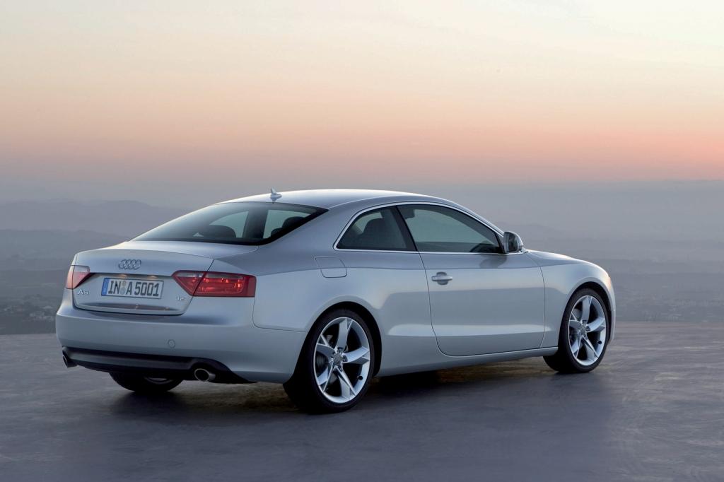 Neben dem zweitürigen Coupé bietet Audi seit 2009 auch ein Cabrio an, Ende des Jahres folgte der Sportback