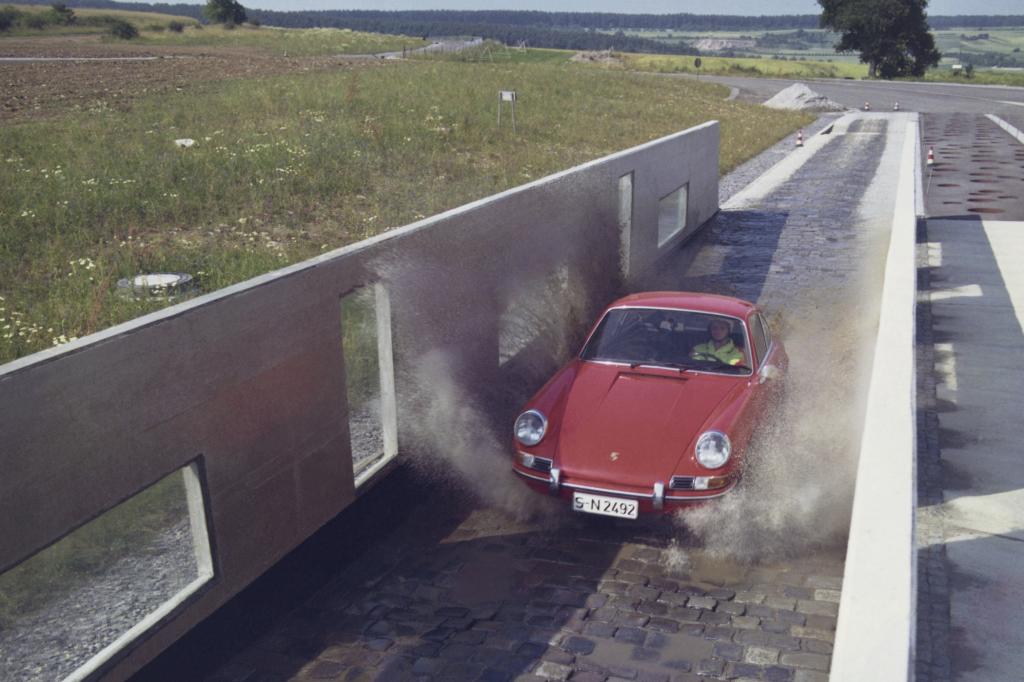 Porsche 911 im Jahr 1970 auf der Teststrecke