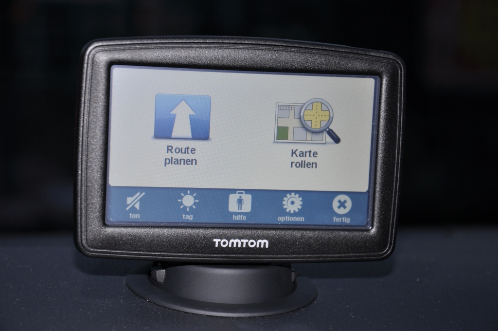Praktisch: Die mobile Navi-Lösung von TomTom ist deutlich günstiger als integrierte Lösungen