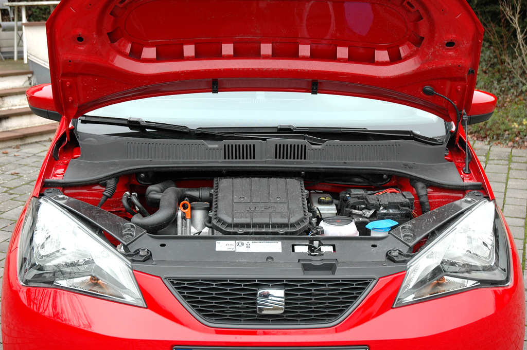 Seat Mii: Blick unter die Haube auf den kompakten 1,0-Liter-Ottomotor. 