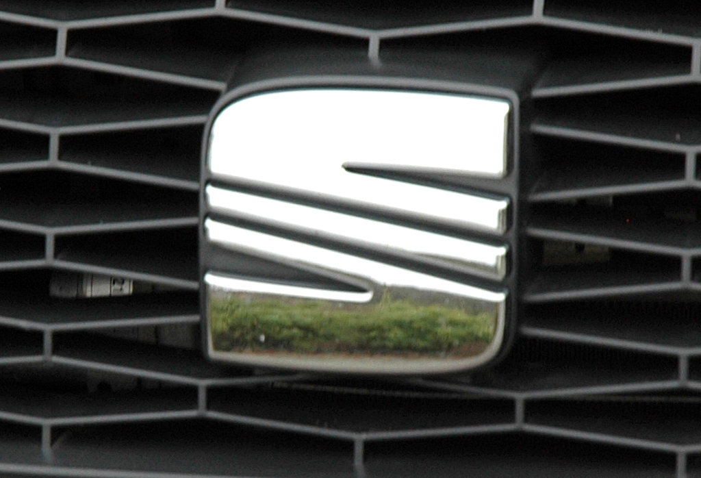Seat Mii: Das Markenlogo sitzt vorn mittig im kleinen Kühlergrill. 