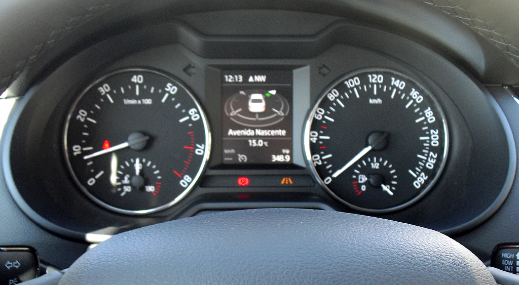 Skoda Octavia: Blick durch den Lenkradkranz auf die Rundinstrumentierung. 