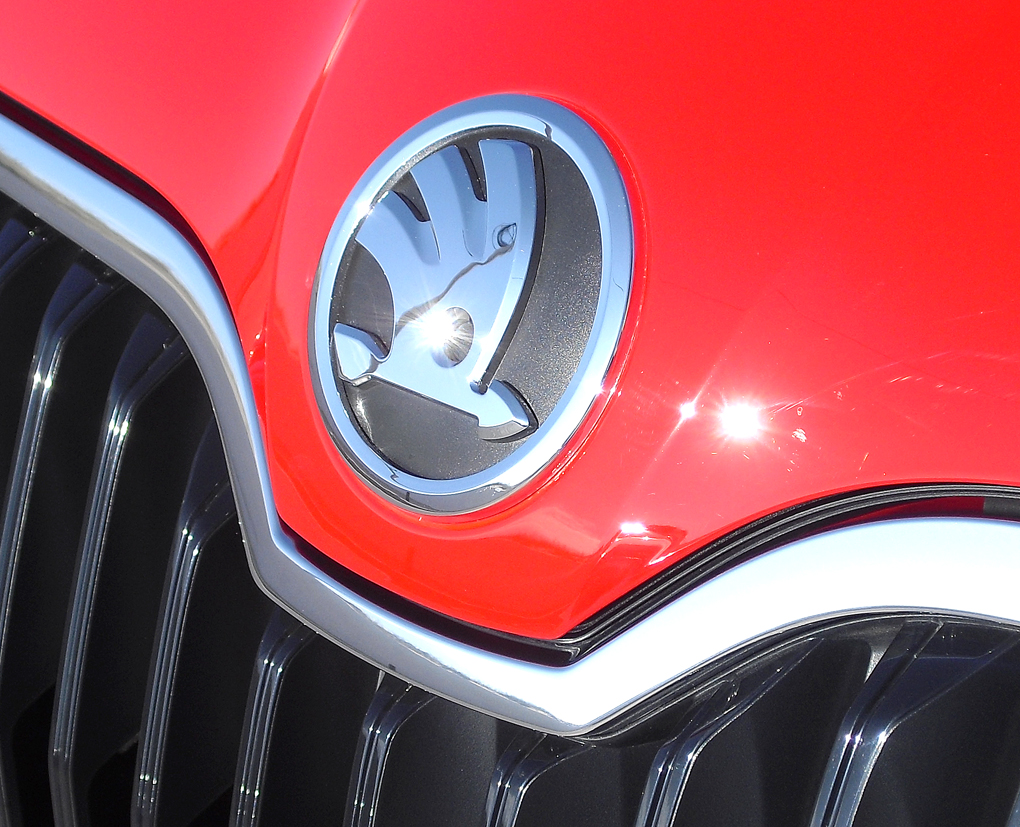 Skoda Octavia: Das Markenlogo sitzt vorn über dem Kühlergrill. 