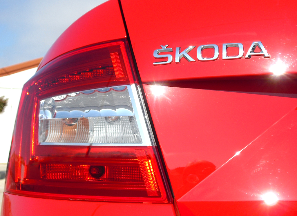Skoda Octavia: Moderne Leuchteinheit hinten mit Markenschriftzug. 
