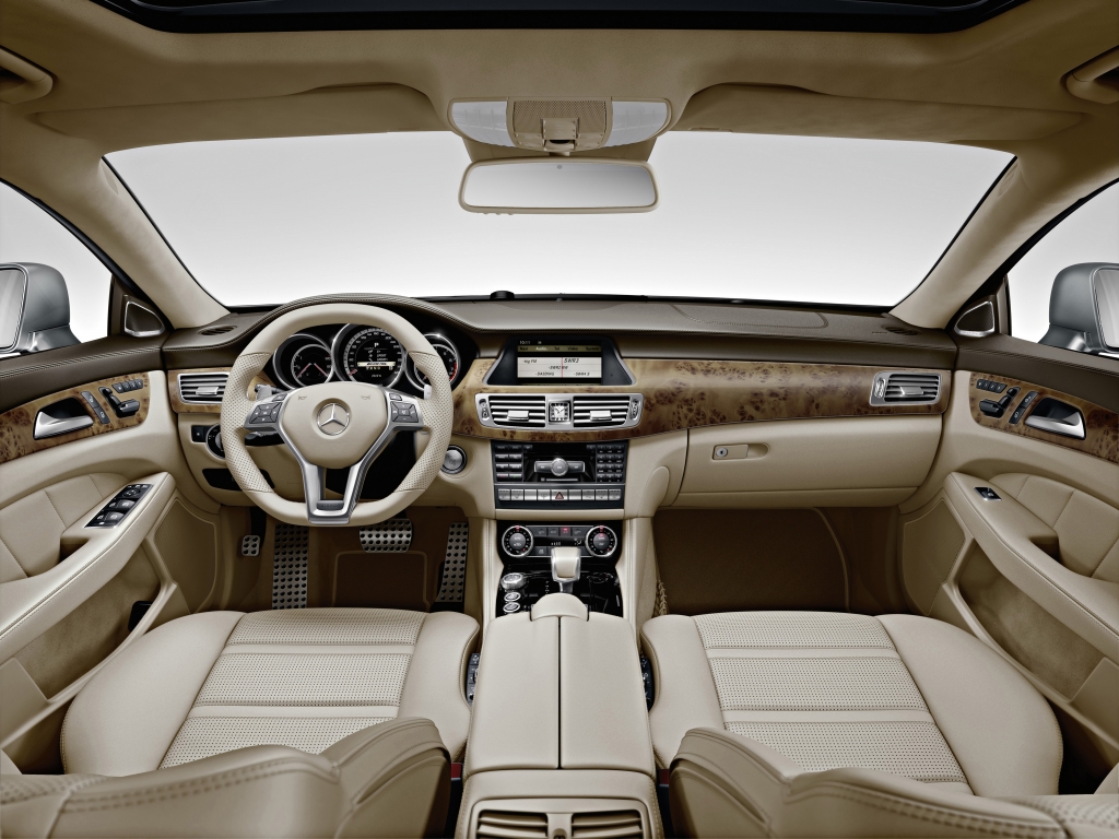 Test Mercedes-Benz CLS 350 CGI BlueEFFICIENCY: Der mit dem CLS spricht / AMG-Innenraum