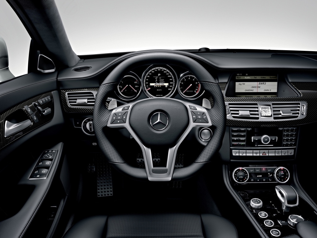 Test Mercedes-Benz CLS 350 CGI BlueEFFICIENCY: Der mit dem CLS spricht / AMG-Innenraum