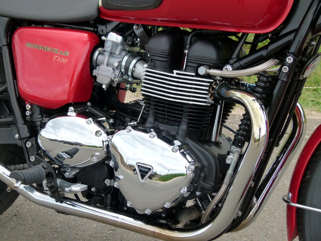 Test Triumph Bonneville T100: ... und die Gier nach Glanz