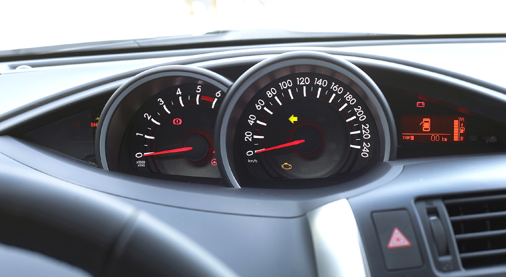 Toyota Verso: Blick auf das große Zentraldisplay über dem mittleren Armaturenträger. 
