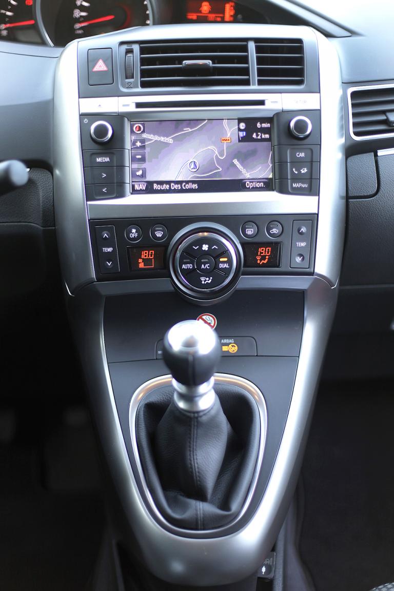 Toyota Verso: Blick auf den mittleren Armaturenträger. 