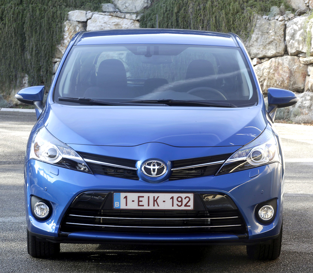 Toyota Verso: Blick auf die Frontpartie. 