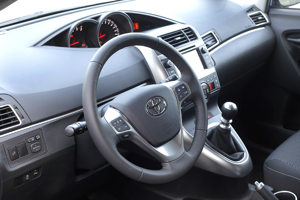 Toyota Verso: Blick ins aufgeräumter wirkende Cockpit. 
