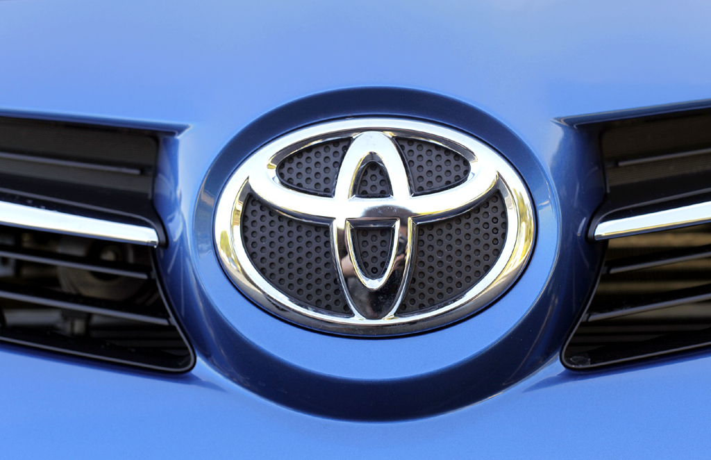 Toyota Verso: Das Markenlogo sitzt vorn im Kühlergrill. 