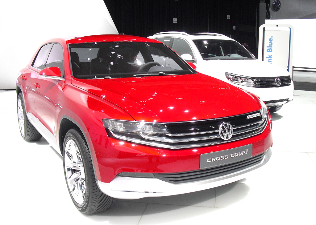 VW-CrossCoupé-Konzeptauto neben dem Kompakt-SUV-Tiguan.
