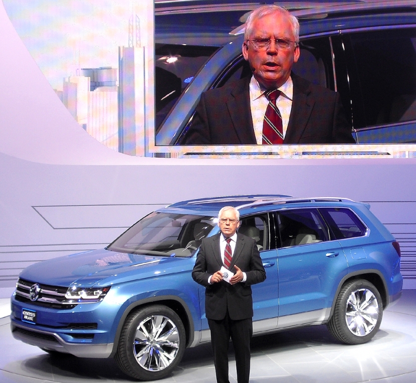 VW-Entwicklungschef Ulrich Hackenberg stellt die SUV-Studie CrossBlue vor. Fotos: Koch

