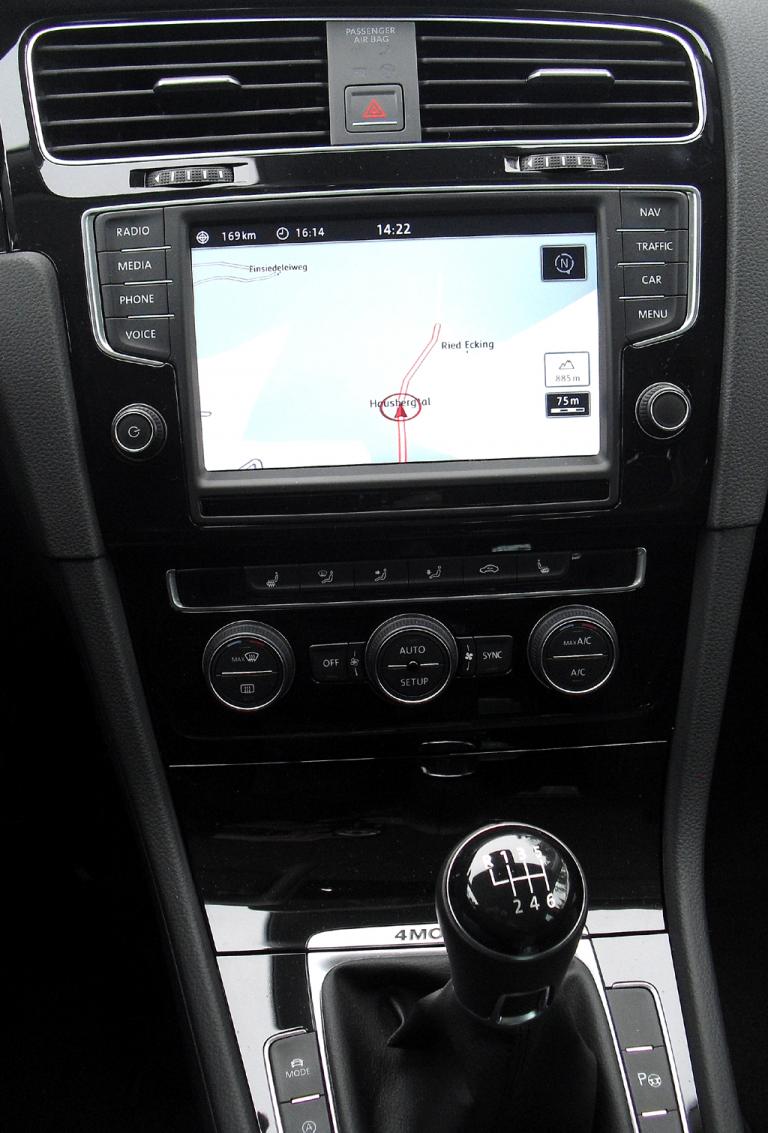 VW Golf 4Motion: Blick auf den mittleren Armaturenträger. 
