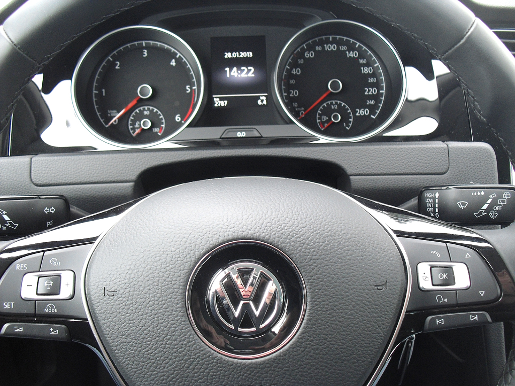 VW Golf 4Motion: Blick durch den Lenkradkranz auf die Rundinstrumentierung. 