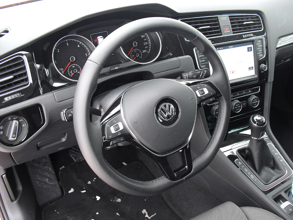 VW Golf 4Motion: Blick ins funktionell-sportliche Cockpit. 